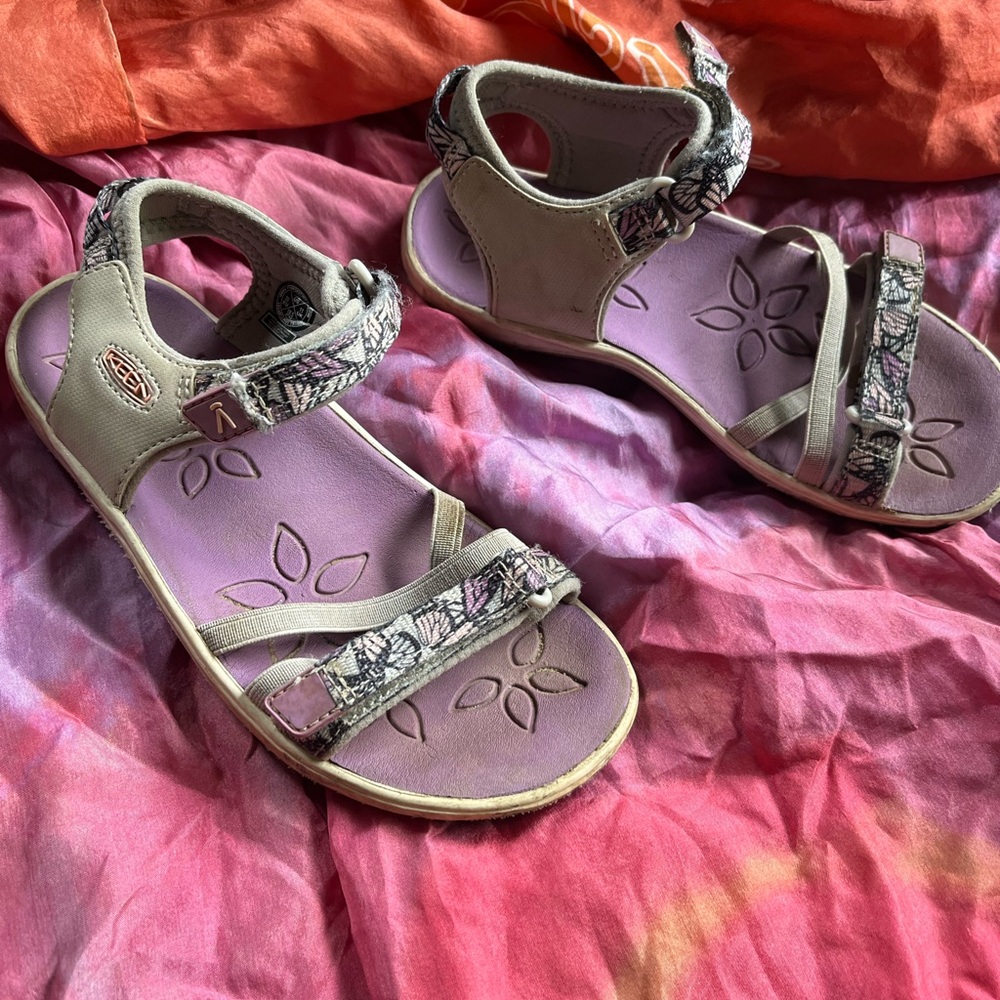 Used girls 🌸🦋Keen Sandals with butterfly details
